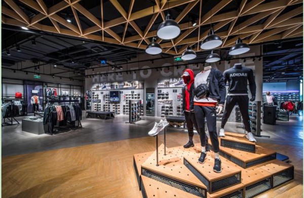 当代年轻人的偏好:运动服外穿,运动服饰逐渐日常化!