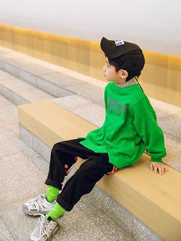 5岁男孩旅游出玩穿什么好看?背带裤搭配卫衣好看吗