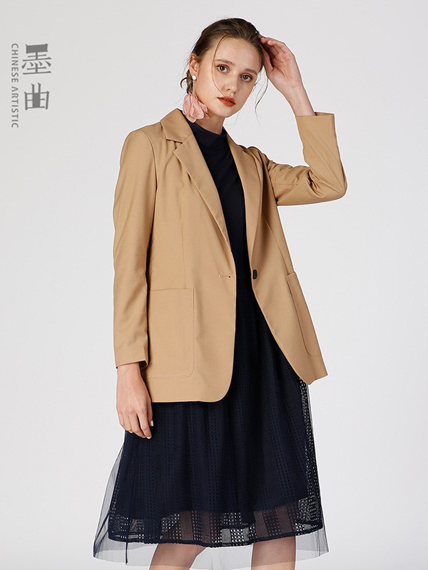 秋冬适合深色服装吗  深色连衣裙搭配什么外套会好看?