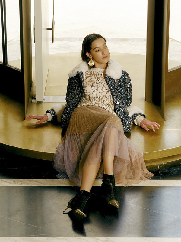 秋冬季节女生穿带有毛领外套 适合搭配什么样的服装