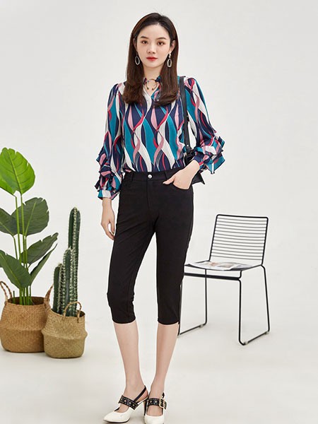 深色印花上衣适合搭配什么样的下装 怎么搭配精致有型