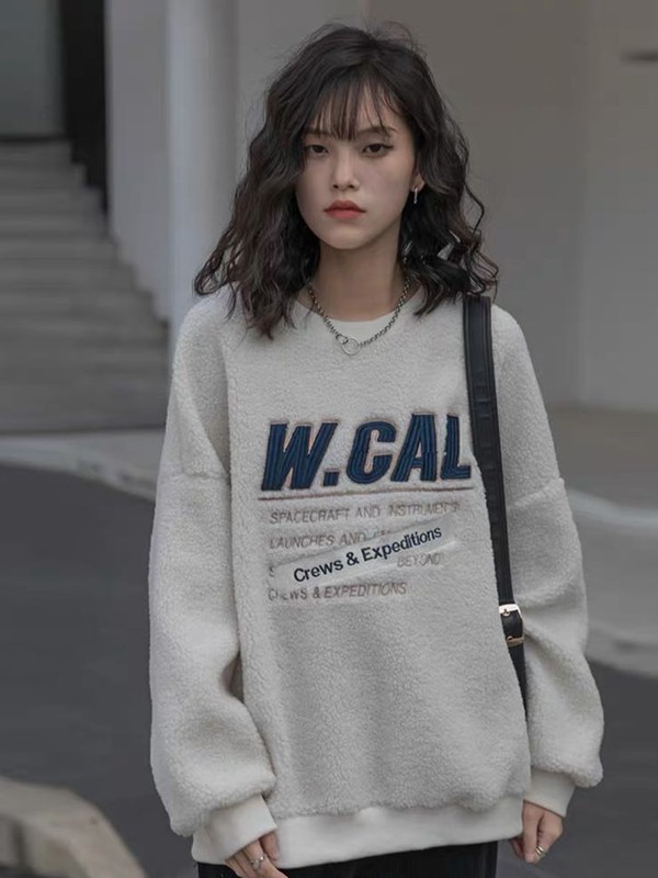 秋天的西装里面怎么搭配?牛仔背带裤搭配什么衣服好看