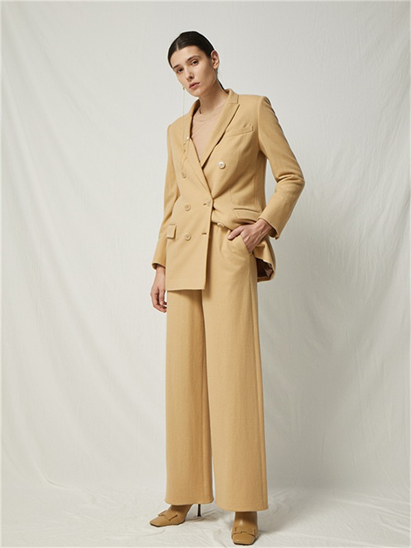 央视主持人杨澜穿起西装优雅气质的形象太美了!