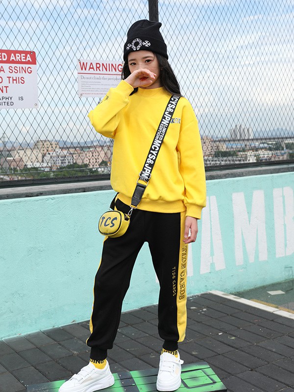 明星的女儿身穿黄色卫衣少女感十足,入秋后你必入的卫衣单品怎么穿?