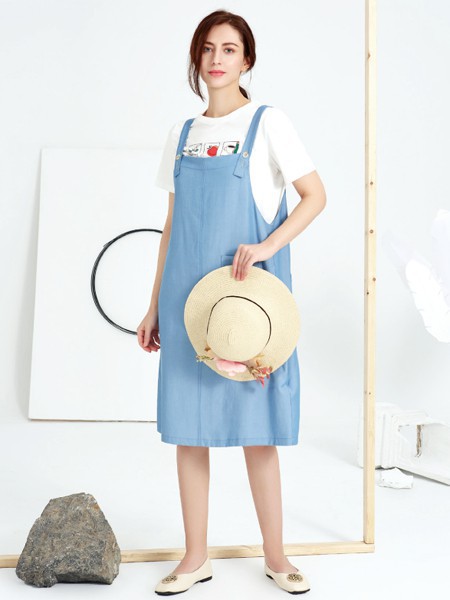 背带裙什么颜色好看?背带裙里面要怎么搭配?