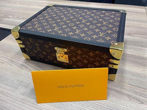 售价500一盒LV月饼,为假货!警方抓获大量犯罪团伙制造仿冒大牌月饼,涉案金额上百万!