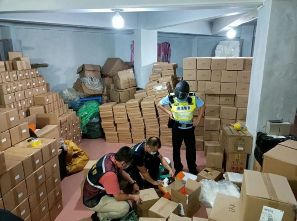 售价500一盒LV月饼,为假货!警方抓获大量犯罪团伙制造仿冒大牌月饼,涉案金额上百万!