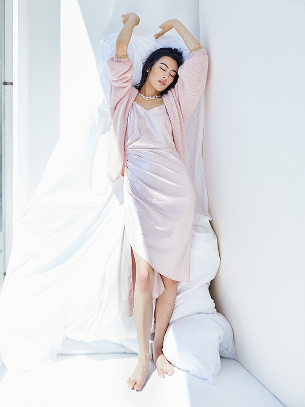 张曼玉港风穿搭高贵优雅,粉色开衫显得可爱又气质