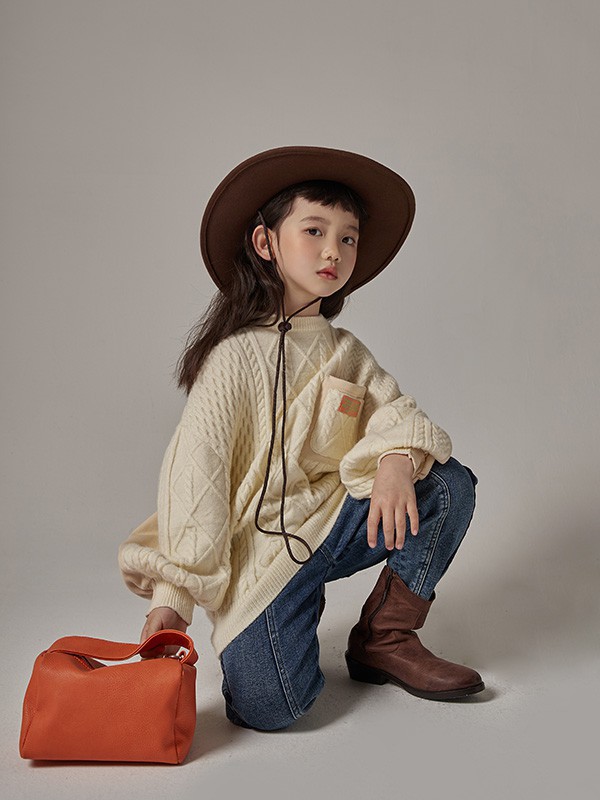 有哪些有设计感的童装卫衣?小女孩牛仔裤要怎么搭配