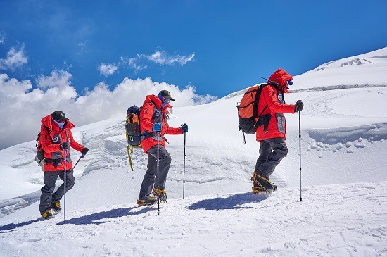 波司登品牌代言人杨幂演绎2021秋冬羽绒服时尚!