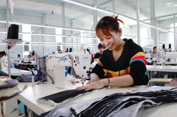 宝鸡市一服装工厂首批三万件冬奥运羽绒服即将完成!