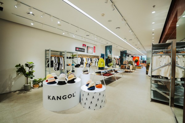 I.T集团代言人王某凯现身深圳i.t blue block概念门店