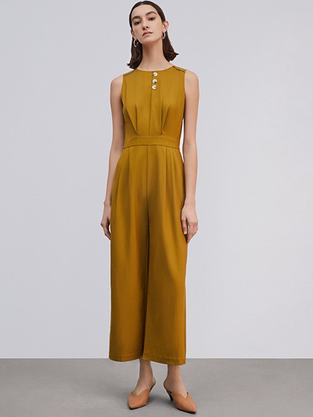 40岁中年女性怎么穿出气质?卡其色大衣搭配什么裙子好看