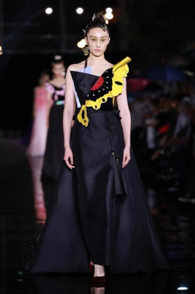 晓梦蝴蝶 | 保利·中丝集团联袂劳伦斯·许 演绎国潮时尚大秀