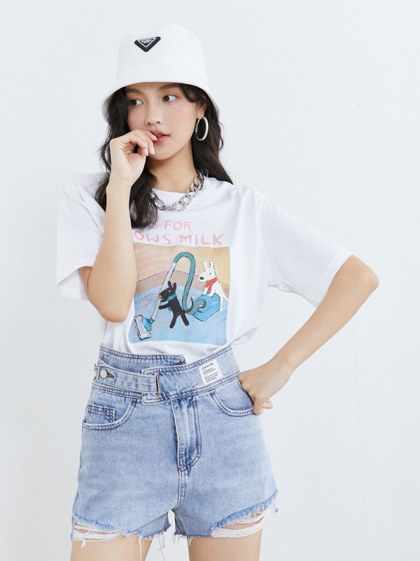 国庆7天小长假出游要怎么穿?T恤搭配牛仔短裤简单自然!