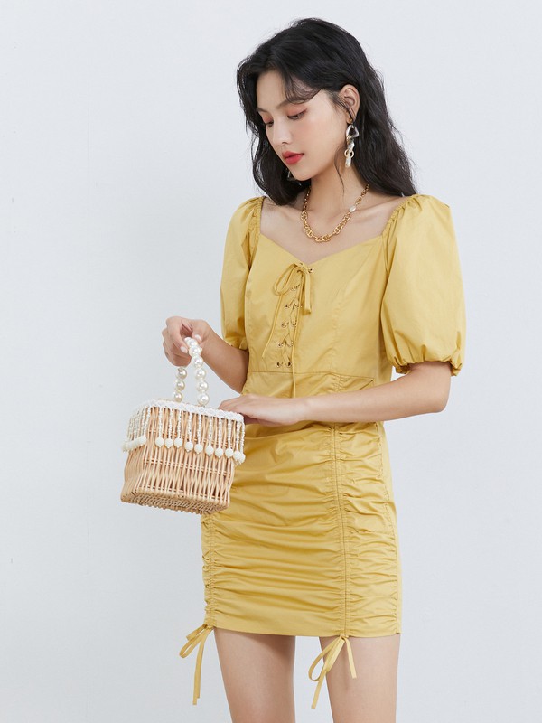 国庆7天小长假出游要怎么穿?T恤搭配牛仔短裤简单自然!