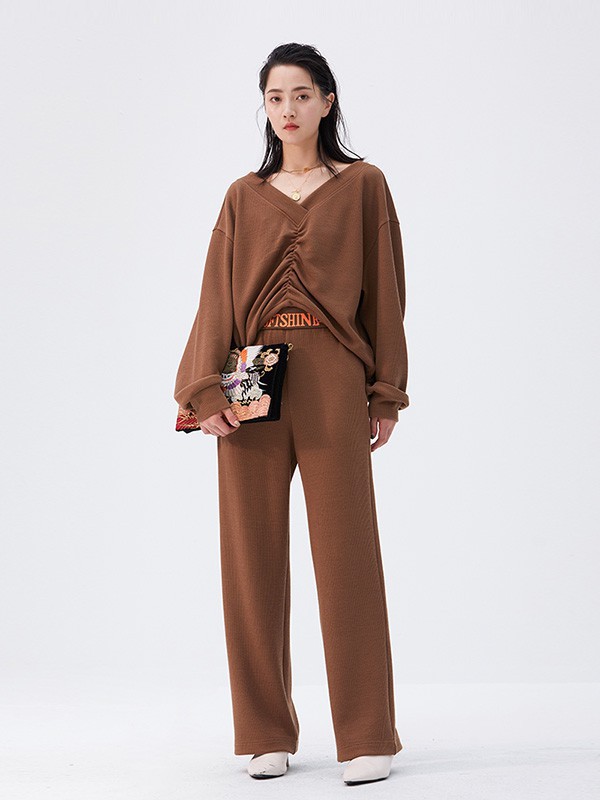 出门拍照穿什么更上镜?卫衣搭配小短裙超级辣妹