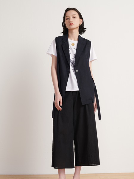 俞飞鸿优雅的穿搭堪称女神,一身马甲T恤慵懒随性!