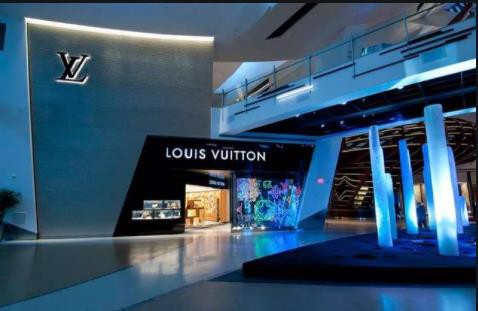 Blackpink四位成员参加巴黎时装周,LV推新香水