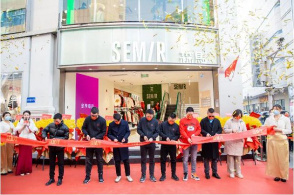 森马舒服焕新,’津’艳亮相,首个以“舒服”为概念的森马旗舰店亮相