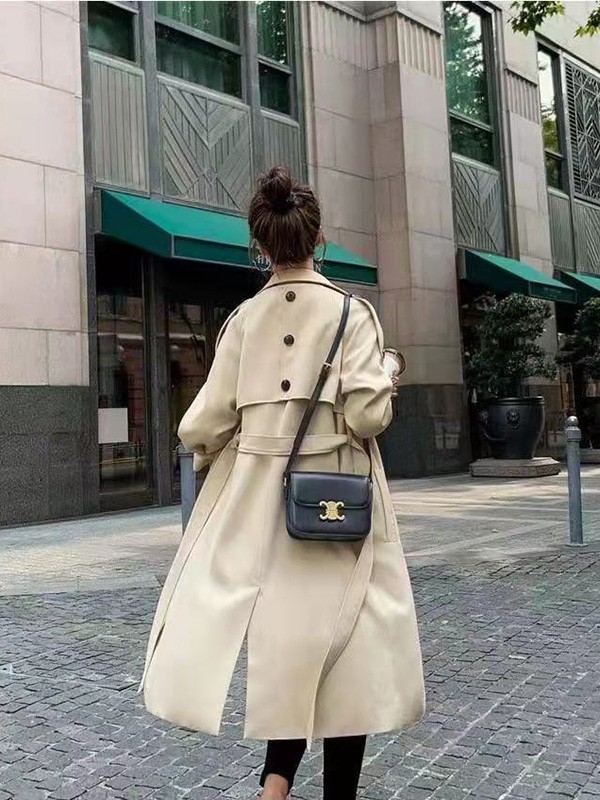 轻薄款风衣怎么搭配好看  懂衣库中长款风衣搭连衣裙更好看