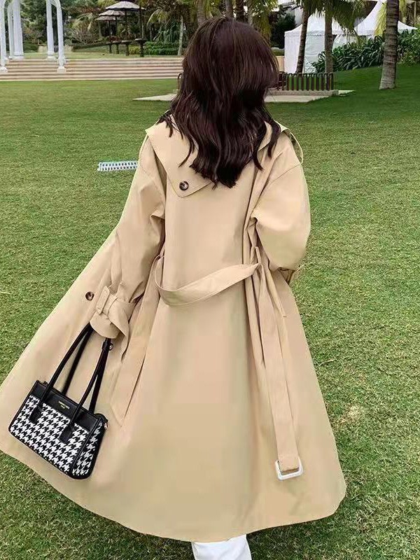 轻薄款风衣怎么搭配好看  懂衣库中长款风衣搭连衣裙更好看