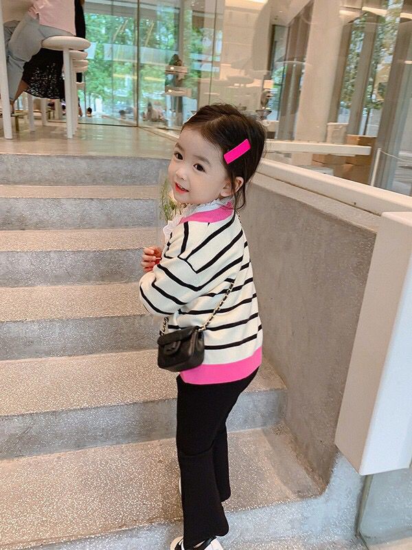 春天踏春怎么穿?5岁小女孩春天牛仔背带裤要怎么穿?春天出游穿什么?