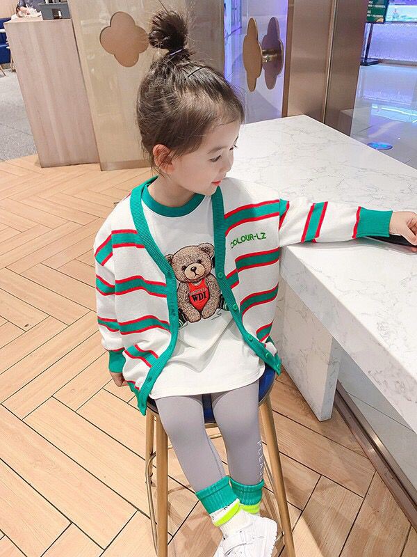 春天踏春怎么穿?5岁小女孩春天牛仔背带裤要怎么穿?春天出游穿什么?