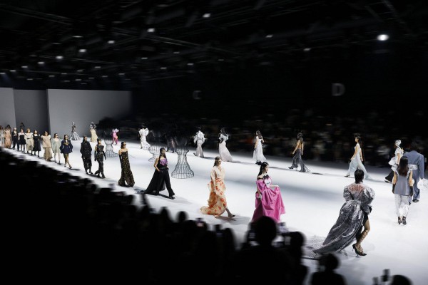 SELAH 2023SS“似缎光华”春夏新品发布秀