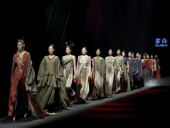 全球市场规模2.5万亿美元,这个产业如何兼得时尚与环保?