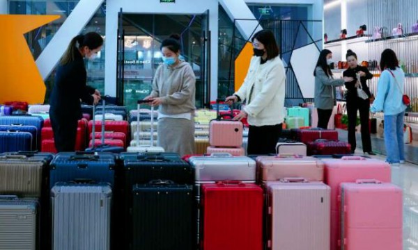 河北白沟:箱包消费旺 企业生产忙