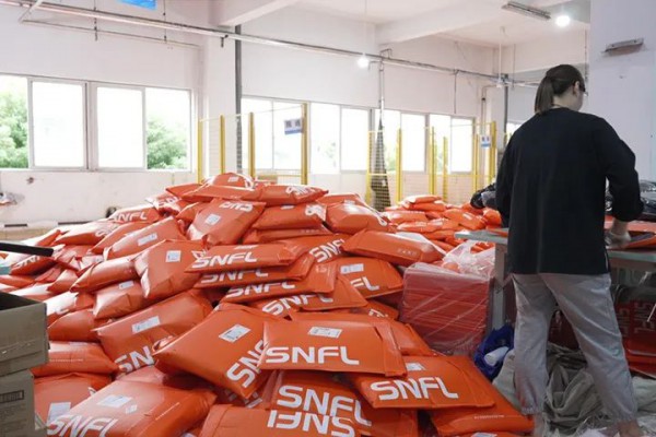 一天卖出5000多件,常熟的羽绒服店主今年备货量翻倍