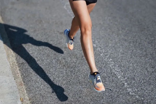 运动品牌「鸿星尔克」发布新款跑鞋奇弹 4.0