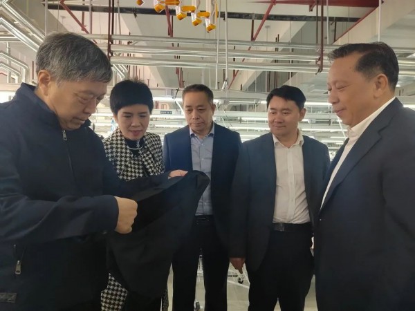 河南省服装行业协会会长李刚深入淮滨临港国际服装城阳光（河南）参观指导!