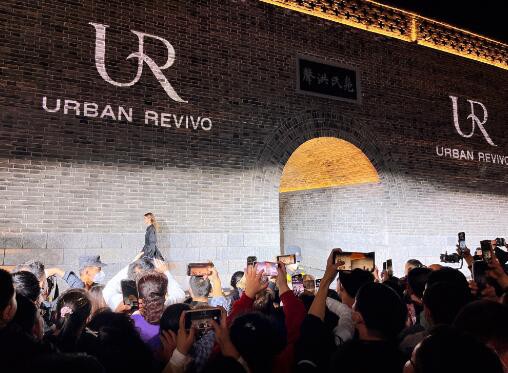 时尚品牌UR于太原钟楼上演秋冬时装大秀