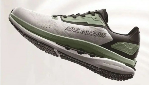 安踏上新轻速型训练跑鞋「雳刃」