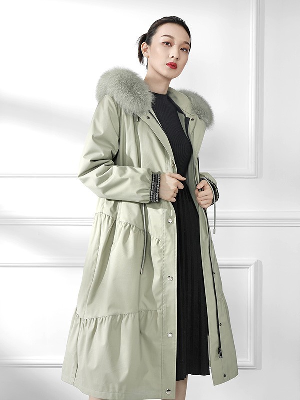 秋冬季节怎么穿?用裙子配大衣,正合适!