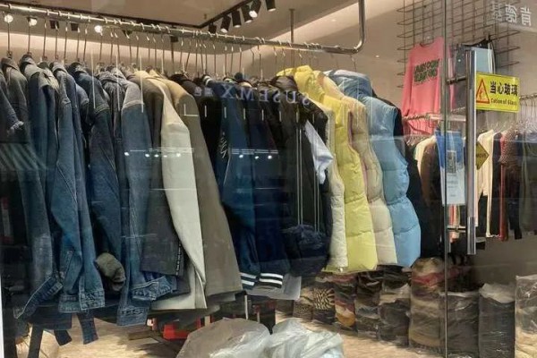 杭州四季青生意火热,现在主营羽绒服