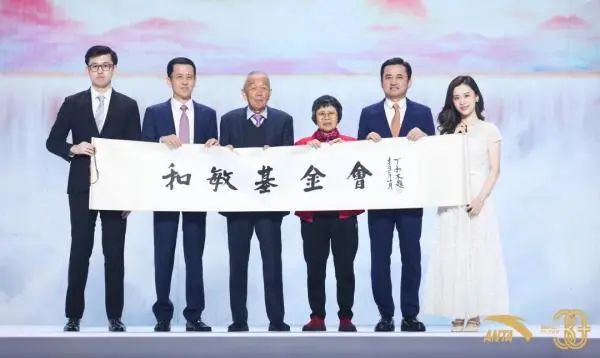 福建运动品牌安踏体育入选“捐赠企业奖”