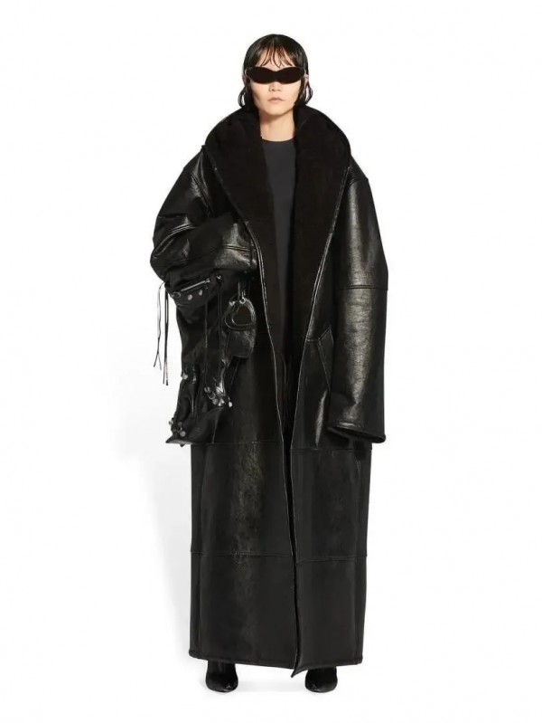 巴黎世家推出了一款「真菌皮衣」