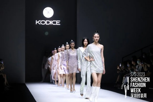 S/S 2023深圳时装周闭幕大秀:逆光而来,追光未来