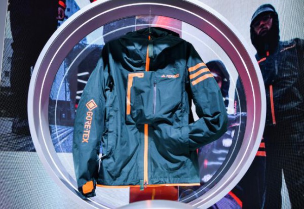 搭载GORE-TEX创新薄膜的全新阿迪达斯徒步套装亮相进博会