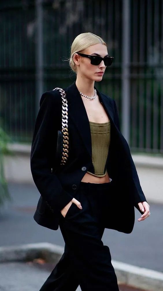 2022天猫双11服饰消费趋势发布: “工装辣妹服” 近半年搜索量涨幅超390%