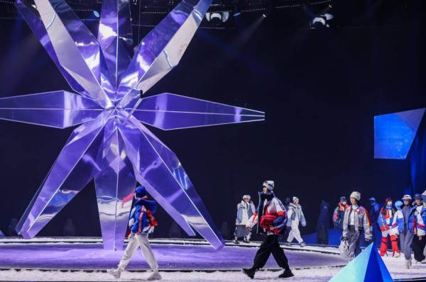 雪中飞“为雪而生”品牌大秀引领全民玩雪新风尚