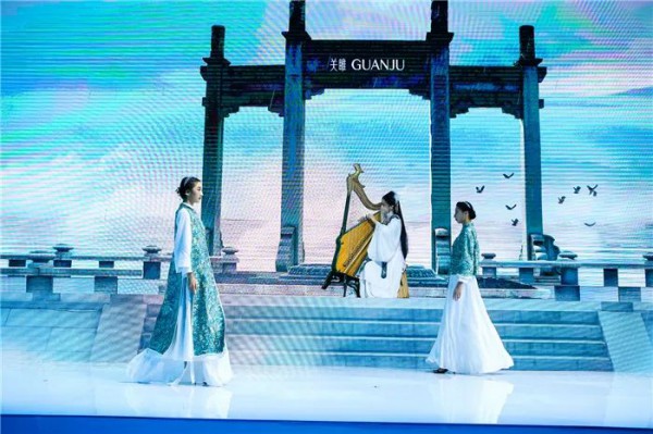 关亚争•诗画同源织锦旗袍发布秀亮相2022江西服装原创设计周