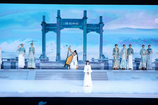 关亚争•诗画同源织锦旗袍发布秀亮相2022江西服装原创设计周