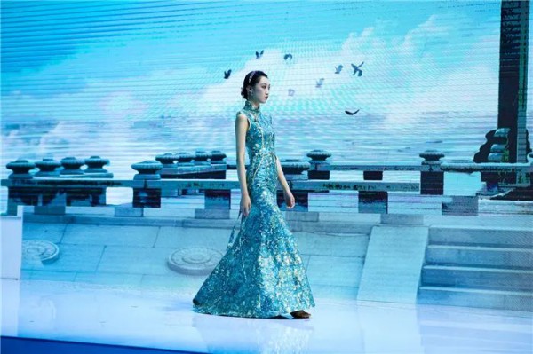 关亚争•诗画同源织锦旗袍发布秀亮相2022江西服装原创设计周