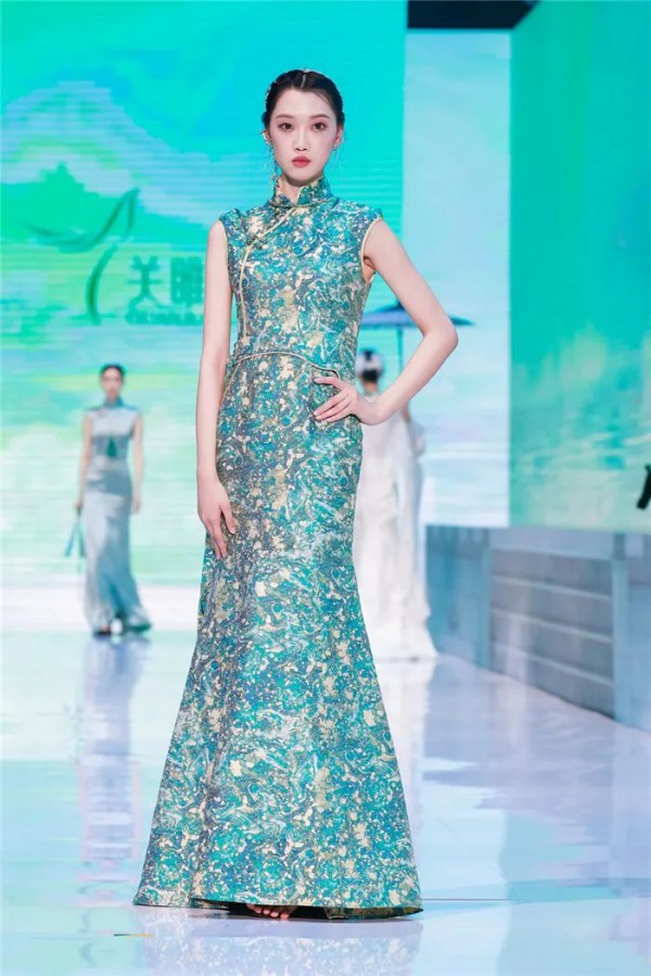 关亚争•诗画同源织锦旗袍发布秀亮相2022江西服装原创设计周