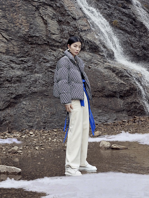 素颜有啥好和解的?利用好穿搭,不仅显白,提气色,还能做不露脸的氛围美人!