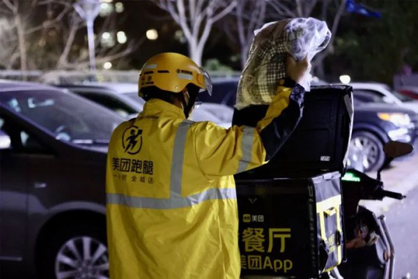 气温骤降!美团取送羽绒服订单增长超五成